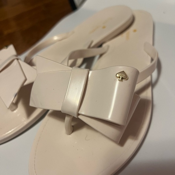 Kate Spade Cream Sandals with Bow Detail and Metallic Accent - Picture 1 of 3